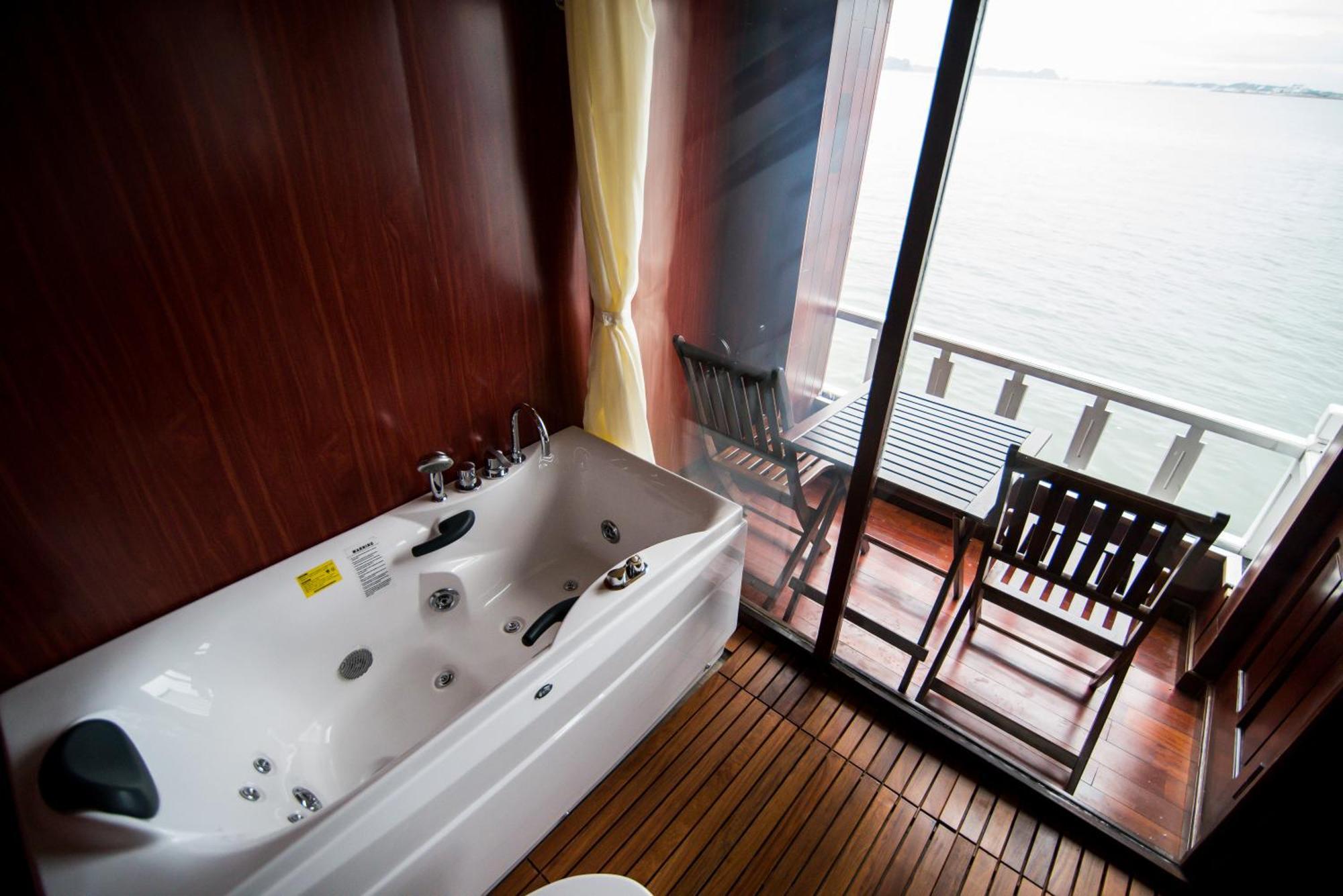 Renea Cruises Halong Hotel Ha Long Bagian luar foto