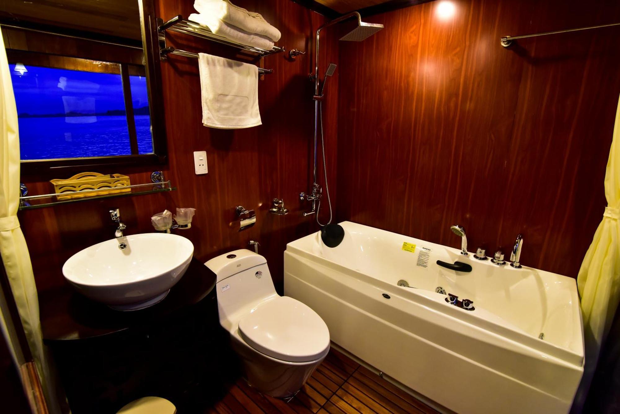 Renea Cruises Halong Hotel Ha Long Bagian luar foto